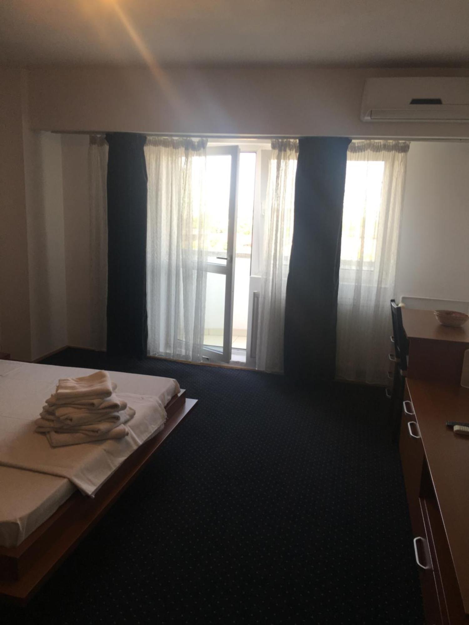 Alba Iulia Square - Apartments And Studios Bukares Bagian luar foto
