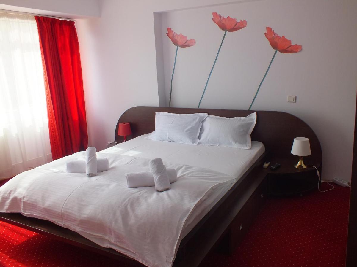 Alba Iulia Square - Apartments And Studios Bukares Bagian luar foto